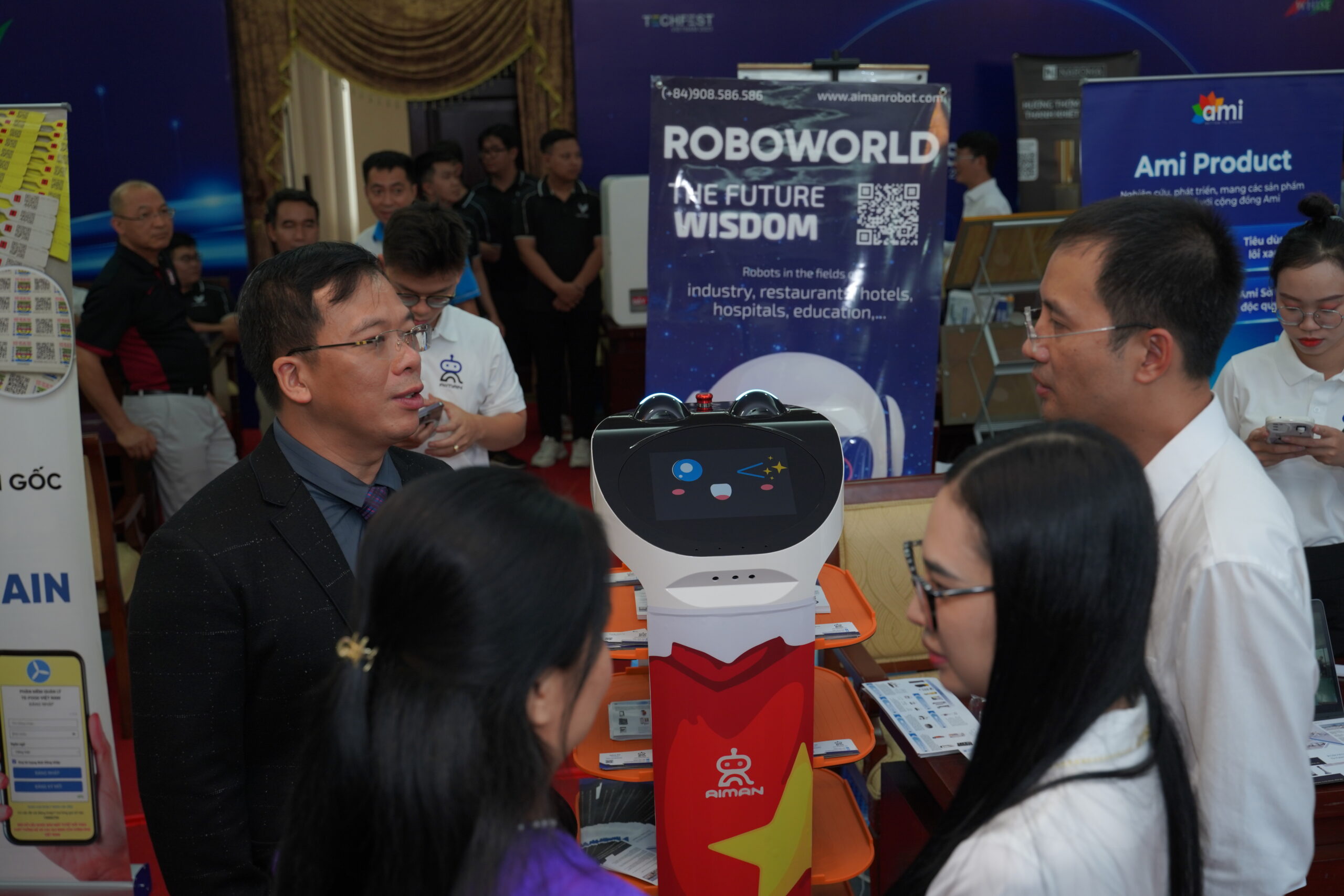 Chủ doanh nghiệp trao đổi với nhà cung cấp robot Việt Nam tại triển lãm công nghệ