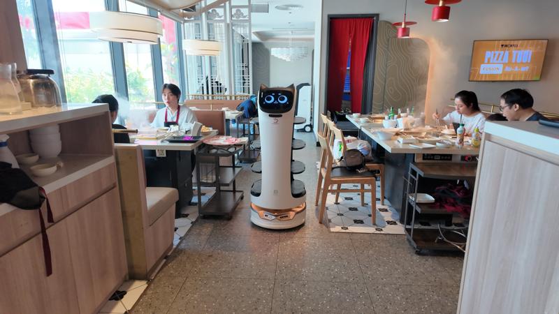 Màn hình biểu cảm AI thân thiện giúp robot dễ dàng thu hút và tương tác trực tiếp với thực khách.