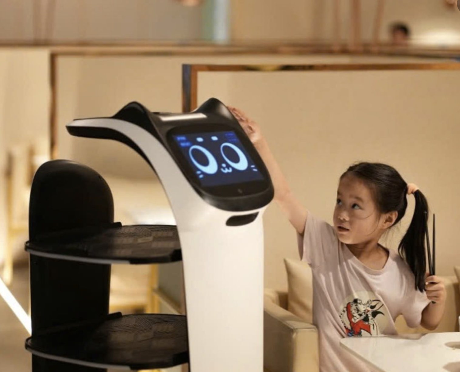 Phá Bỏ Những Hiểu Lầm Phổ Biến Về Robot Dịch Vụ & Robot Công Nghiệp