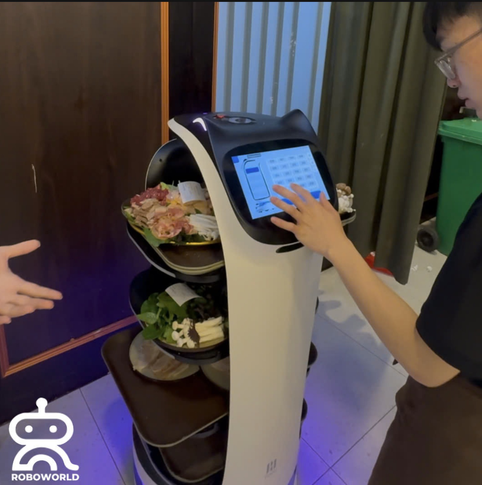 Robot Phục Vụ: Giải Pháp Số 1 Nâng Tầm Trải Nghiệm Khách Hàng Trong Ngành F&B