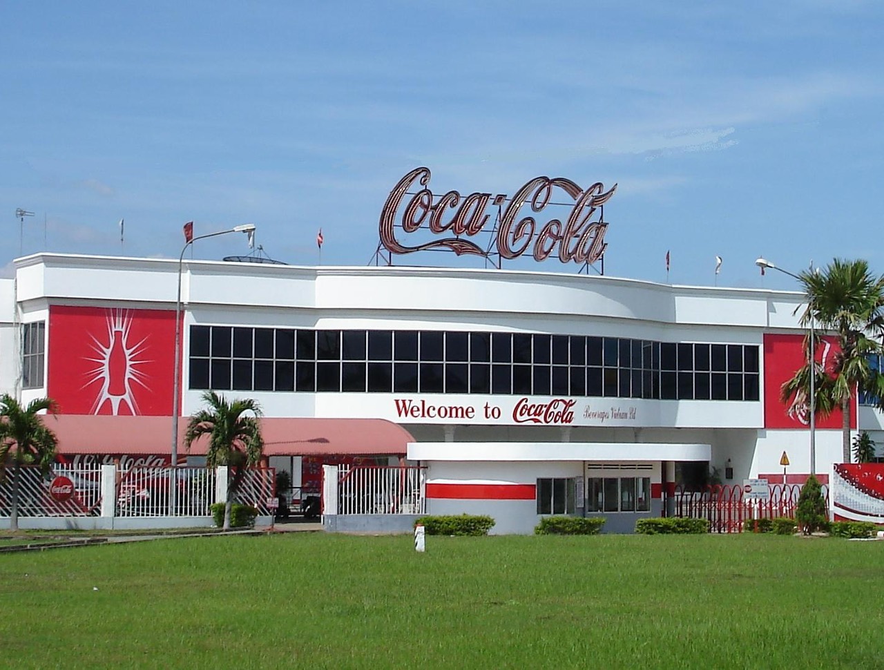 Cocacola sử dụng robot BellaBot để truyền thông