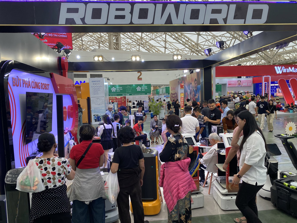 Gian hàng của Roboworld đón nhận rất nhiều sự quan tâm của du khách tham quan