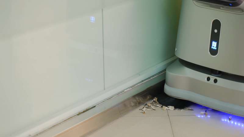 PUDU CC1 – robot vệ sinh công nghiệp được các nhà máy FDI tin dùng