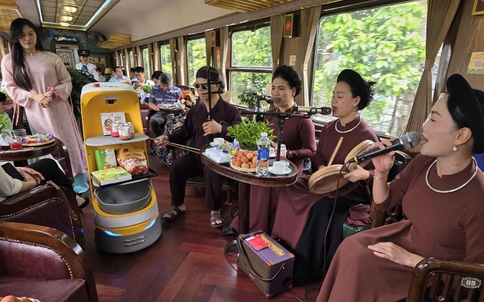 Robot phục vụ đồ uống trên toa xe. Ảnh: Anh Duy