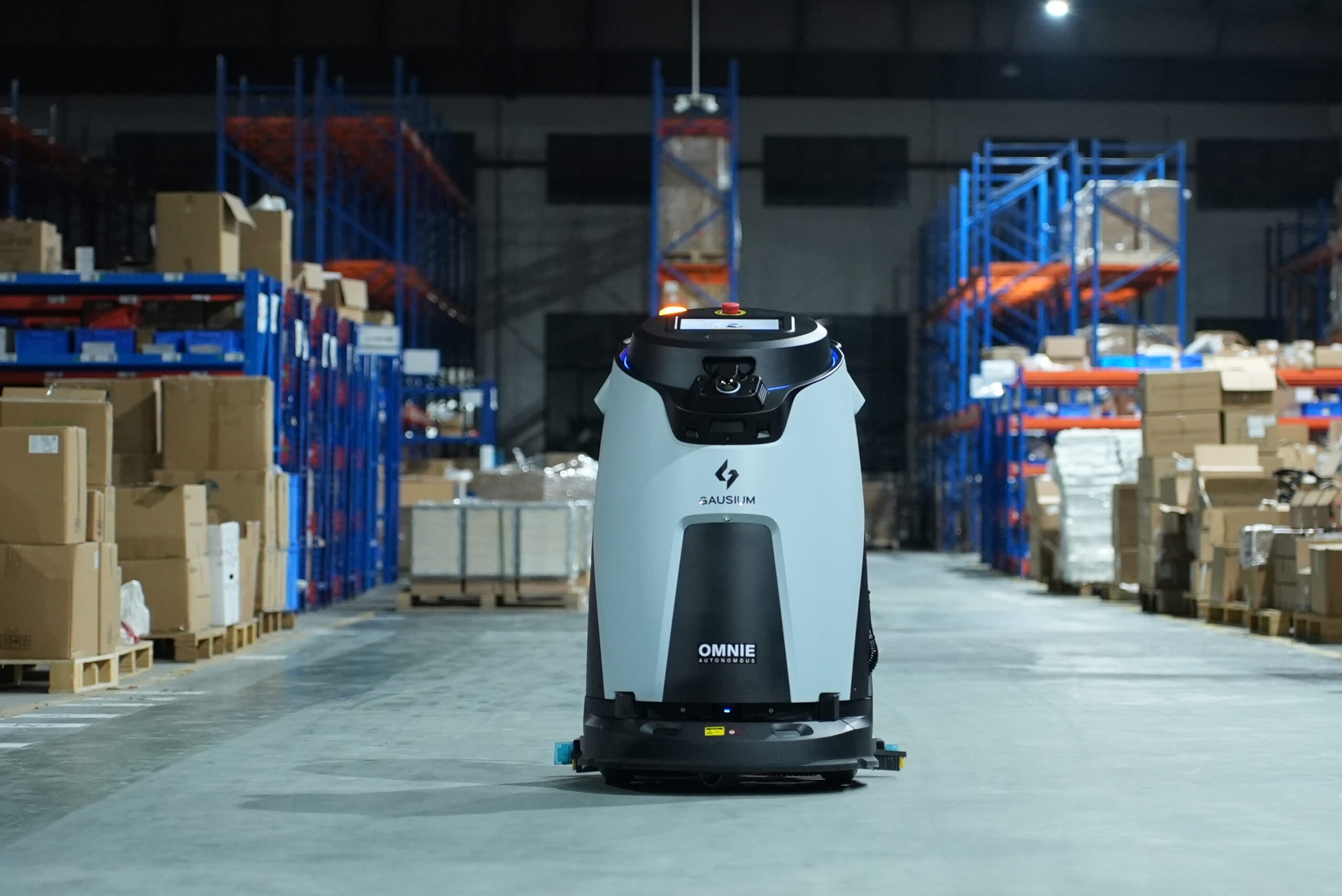 Robot tự hành làm việc trong nhà xưởng có hệ thống kệ hàng cao tầng