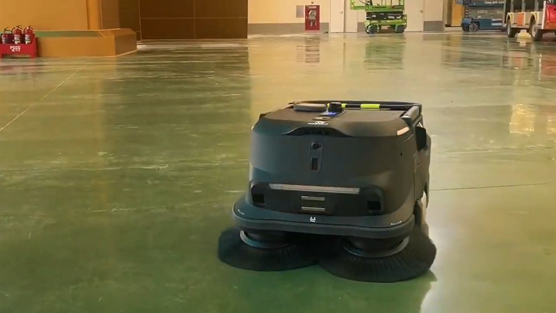 Robot vệ sinh công nghiệp Pudu MT1 hoạt động liên tục tại kho bãi và trung tâm logistics, giúp doanh nghiệp tiết kiệm chi phí nhân công và nâng cao hiệu suất