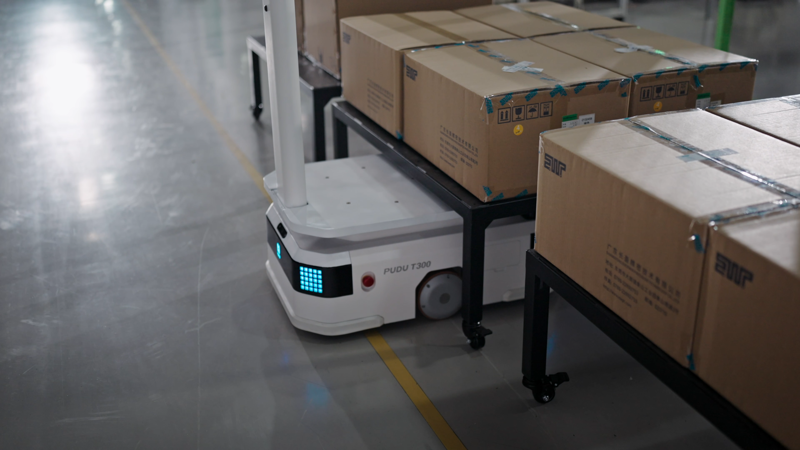 Robot Pudu T300 hỗ trợ vận chuyển pallet, linh kiện và vật tư nặng với khả năng điều hướng thông minh trong không gian công nghiệp