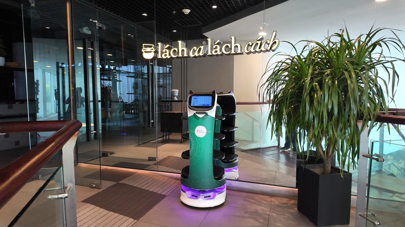 Pudu BellaBot phục vụ tại cửa hàng Lách ca Lách cách 