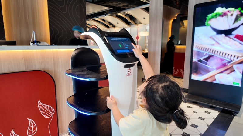 Pudu BellaBot phục vụ tại nhà hàng lẩu Manwah 
