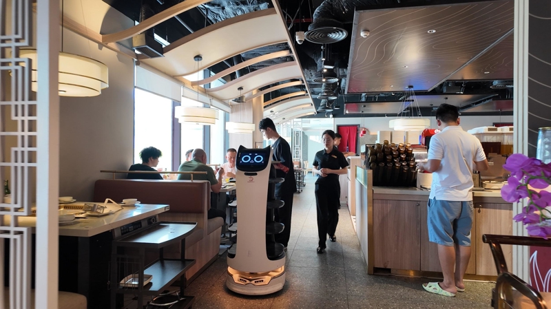 Pudu BellaBot phục vụ tại nhà hàng lẩu Manwah 