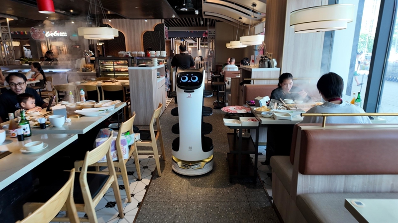 Pudu BellaBot phục vụ tại nhà hàng lẩu Manwah 