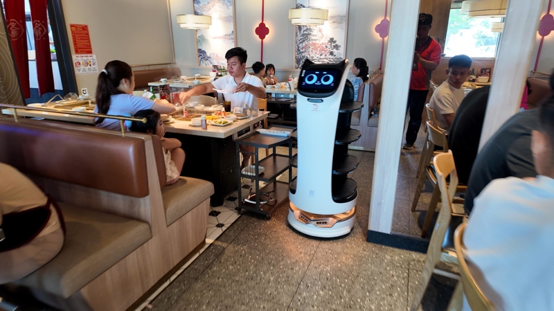 Pudu BellaBot phục vụ tại nhà hàng lẩu Manwah 