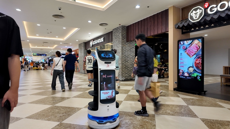 Robot nhà hàng BellaBot Pro phục vụ khách tại chuỗi Gogi House