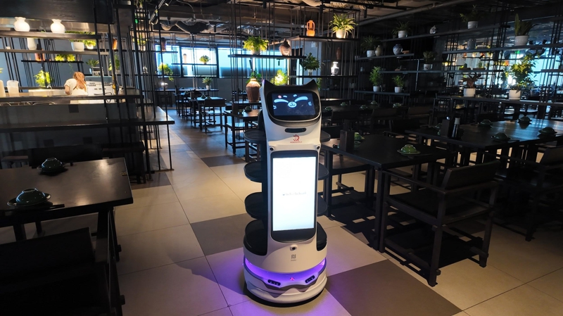 BellaBot Pro phục vụ tại nhà hàng Lách ca Lách cách 