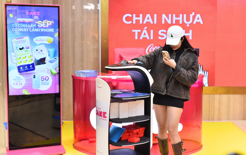 BellaBot Pro phục vụ tại sự kiện ngân hàng số Cake 