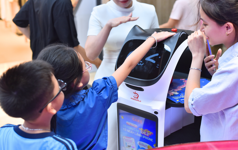BellaBot Pro phục vụ tại sự kiện ngân hàng số Cake 