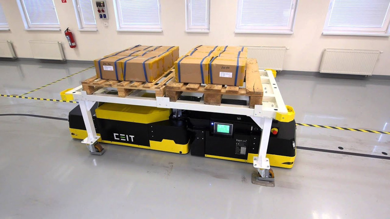 Mẫu xe tự hành AGV di chuyển theo lộ trình định sẵn trong kho