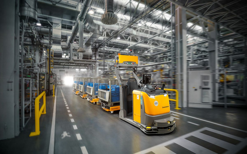 AGV kéo theo nhiều toa hàng trong dây chuyền sản xuất liên tục