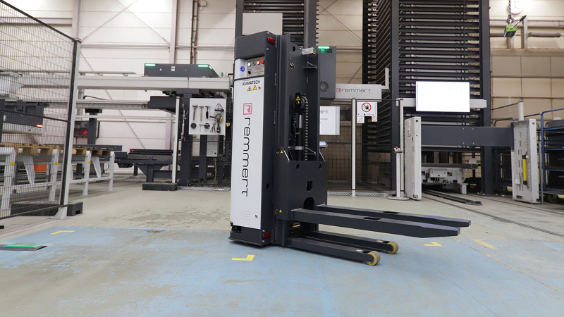 Robot AGV có thể nâng pallet lên kệ cao giống xe nâng tự động