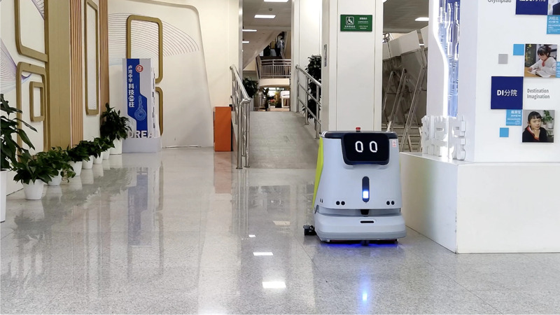 Robot PUDU CC1 tự động quét, hút và lau sàn tại khu vực sảnh bệnh viện