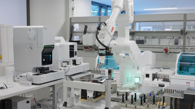 Cánh tay robot ABB tự động hóa quy trình xử lý mẫu xét nghiệm trong phòng lab y sinh