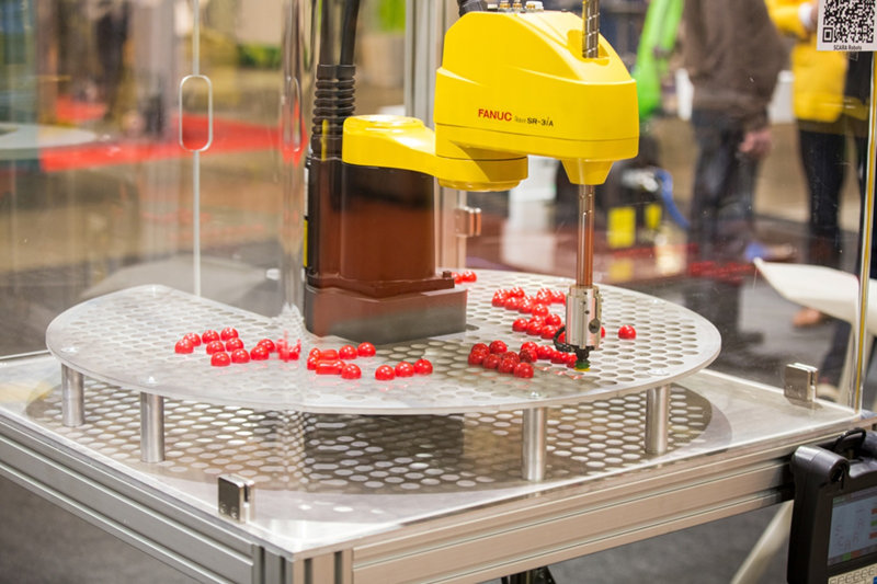 Robot SCARA chuyên dụng cho lắp ráp linh kiện, đảm bảo chu kỳ ngắn và độ chính xác cao trong không gian làm việc nhỏ gọn