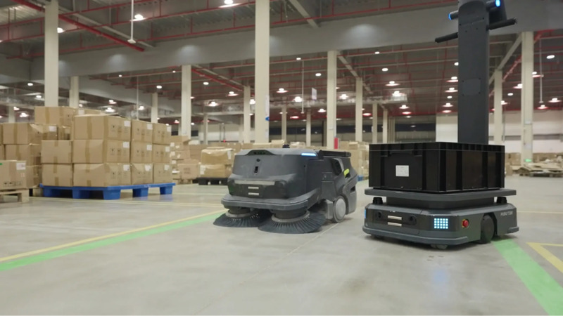 Bộ đôi robot vận chuyển và vệ sinh công nghiệp - Giải pháp trọn gói cho các nhà máy, kho vận từ ROBOWORLD