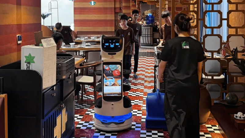Robot phục vụ và lễ tân giúp nâng cao trải nghiệm khách hàng và tối ưu vận hành trong nhà hàng