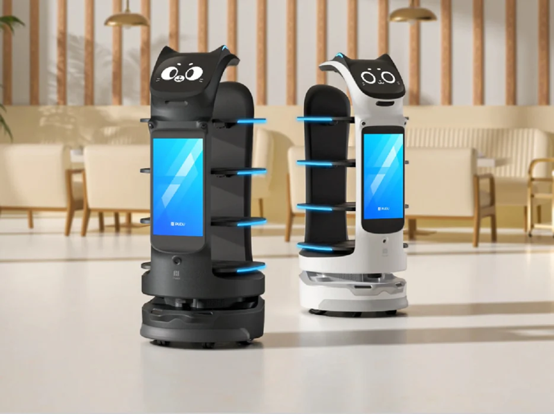 BellaBot gây ấn tượng với thiết kế thân thiện và khả năng phục vụ tự động chính xác trong môi trường đông người.