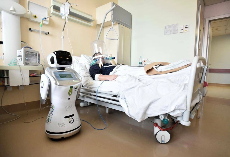 Robot y tá AI hỗ trợ bác sĩ chẩn đoán và chăm sóc bệnh nhân