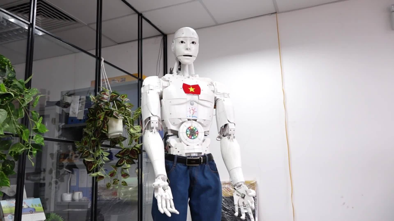 Trí Nhân được phát triển theo dạng robot hình người (humanoid), với chiều cao khoảng 1,8m