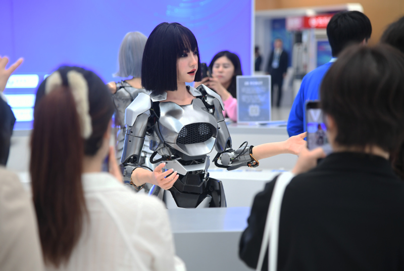 Robot lễ tân hình người tương tác trực tiếp với khách mời ngay từ sảnh sự kiện
