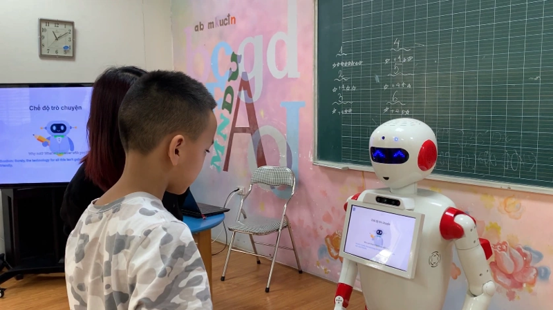Robot đóng vai trò trợ giảng thông minh, hỗ trợ dạy ngôn ngữ, quản lý lớp học và tăng tính tương tác trong bài giảng