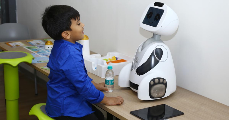 Robot Buddy là trợ lý thông minh giúp học tập, giải trí và kết nối gia đình với khả năng tương tác cảm xúc tự nhiên