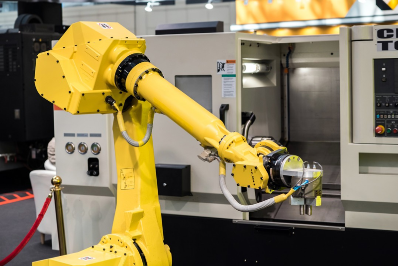 Robot cánh tay công nghiệp giúp tự động hóa các công đoạn lắp ráp, hàn và sản xuất với độ chính xác cao