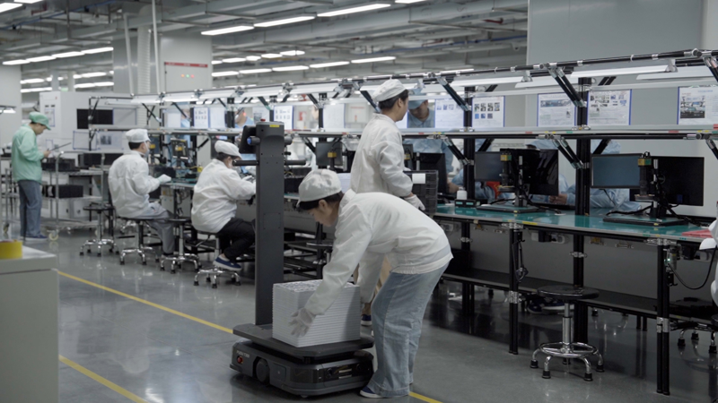 Robot tự hành Pudu T300 giúp vận chuyển hàng hóa thông minh, tối ưu luồng di chuyển trong nhà máy và kho vận.