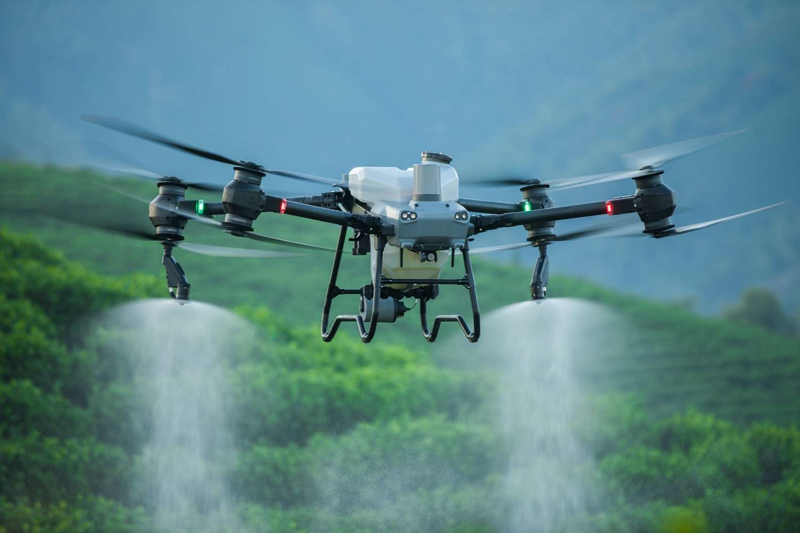 Drone nông nghiệp giúp giám sát sức khỏe cây trồng và phun thuốc chính xác theo từng điểm