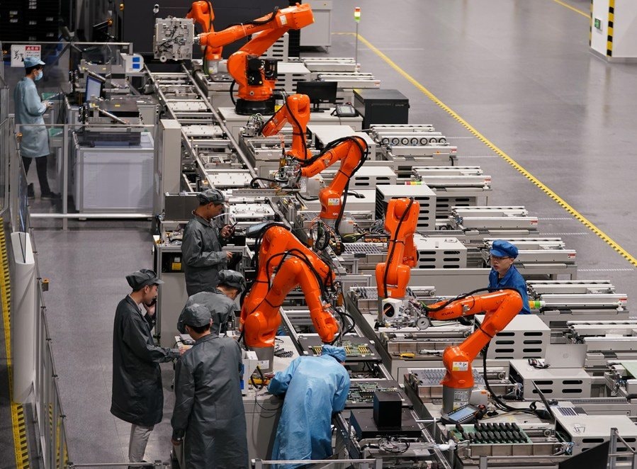 Dàn robot công nghiệp lắp ráp thân xe ôtô trên dây chuyền sản xuất linh hoạt