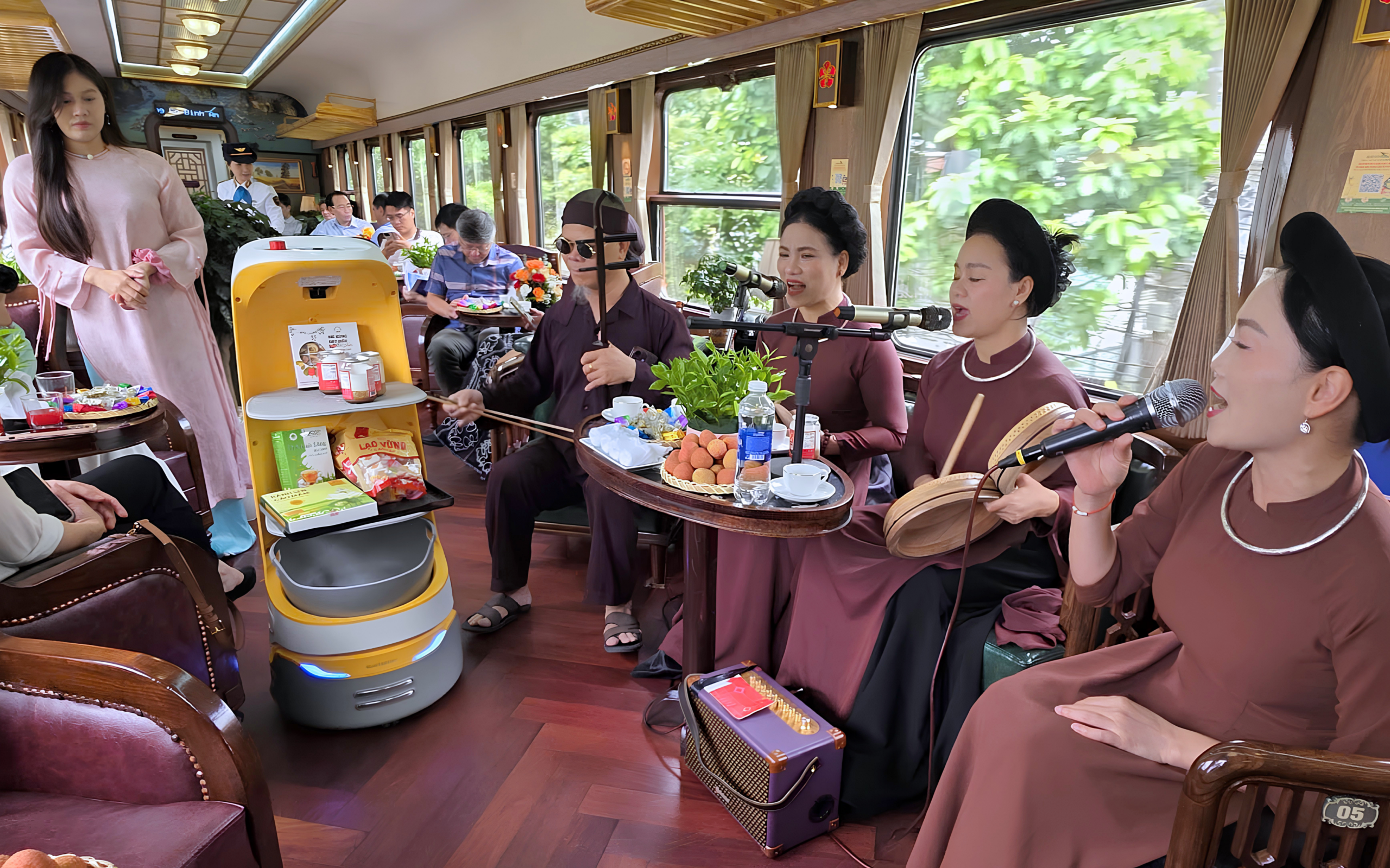 Robot dịch vụ tích hợp AI phục vụ đồ uống cho khách trong không gian toa tàu du lịch