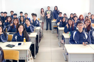 Thầy, cô cùng sinh viên chụp hình lưu niệm sau bài giảng