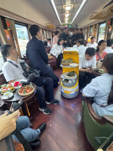 Robot phục vụ Roboworld mang bữa sáng tận chỗ cho y bác sĩ trên Đoàn tàu Bạch Mai
