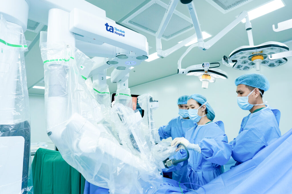 Phẫu thuật viên đưa dụng cụ phẫu thuật qua lỗ trocar trên hệ thống robot Da Vinci Xi