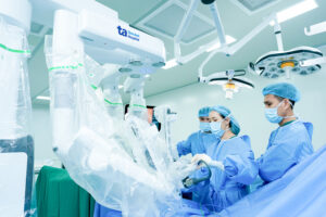 Phẫu thuật viên đưa dụng cụ phẫu thuật qua lỗ trocar trên hệ thống robot Da Vinci Xi