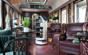 Robot phục vụ BellaBot của Roboworld di chuyển trong toa tàu hỏa thiết kế cổ điển