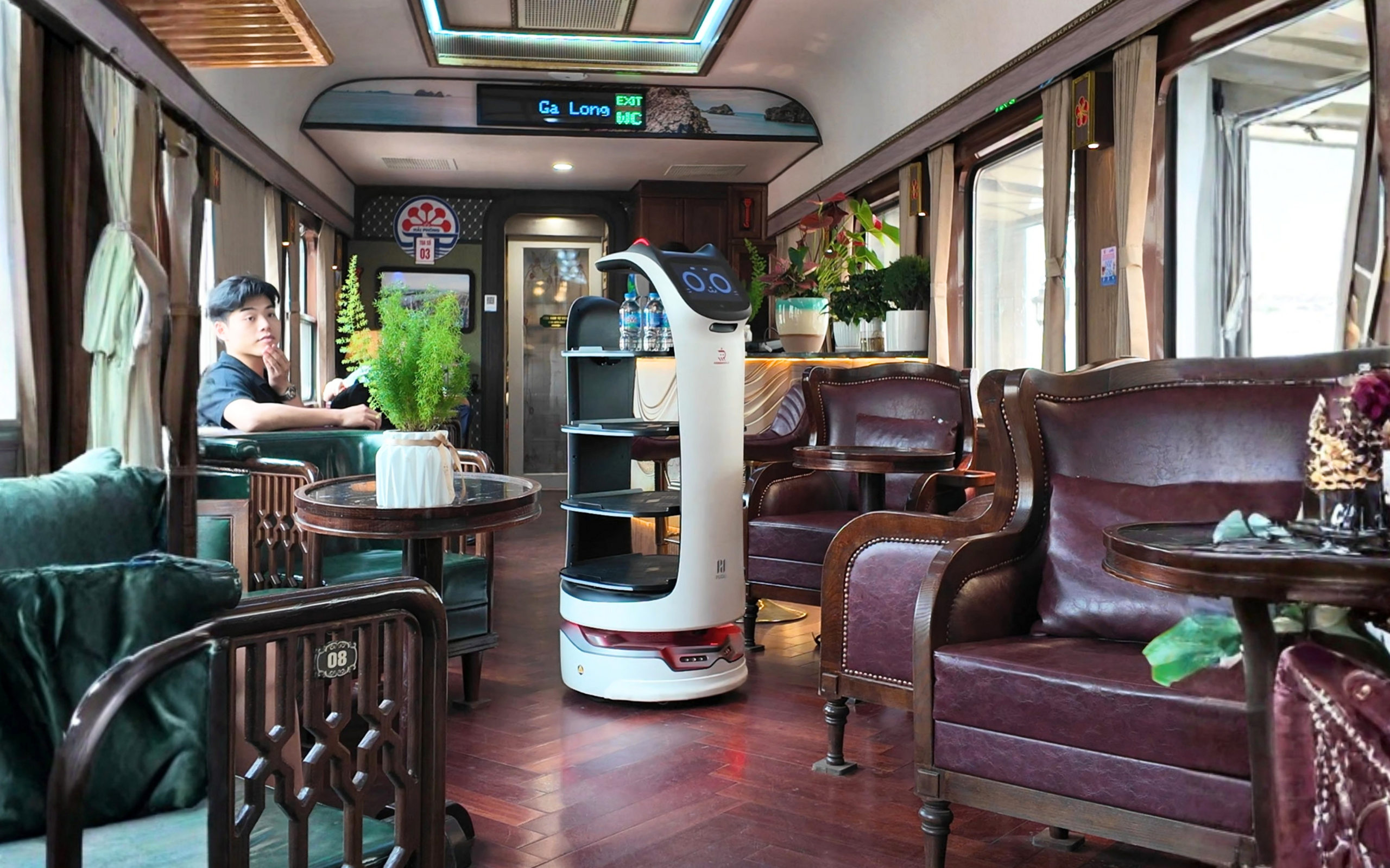 Robot đưa đồ ăn phục vụ đồ uống cho khách