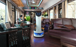 Robot phục vụ Roboworld mang đồ uống tới hành khách trên toa tàu QT3/4