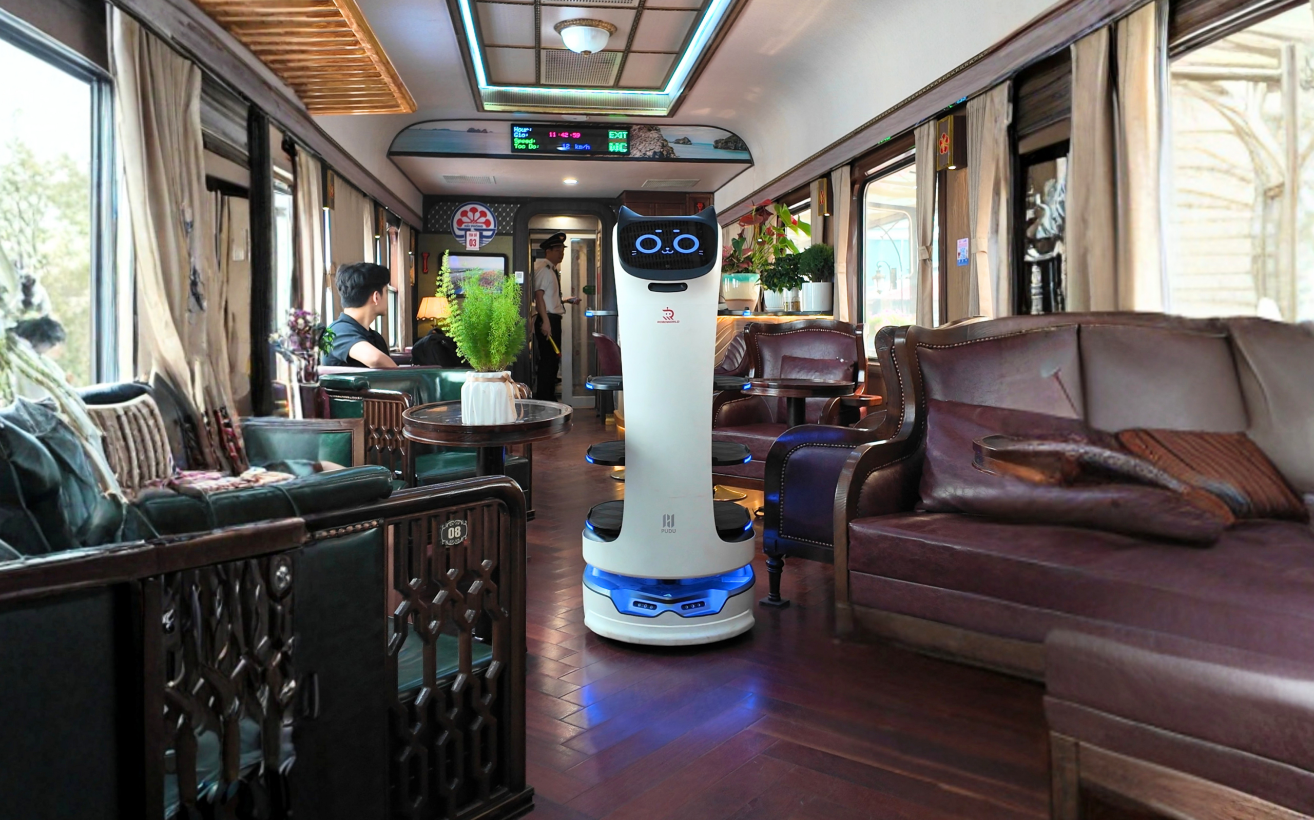 Robot phục vụ vận hành trong không gian ẩm thực đặc thù trên toa tàu