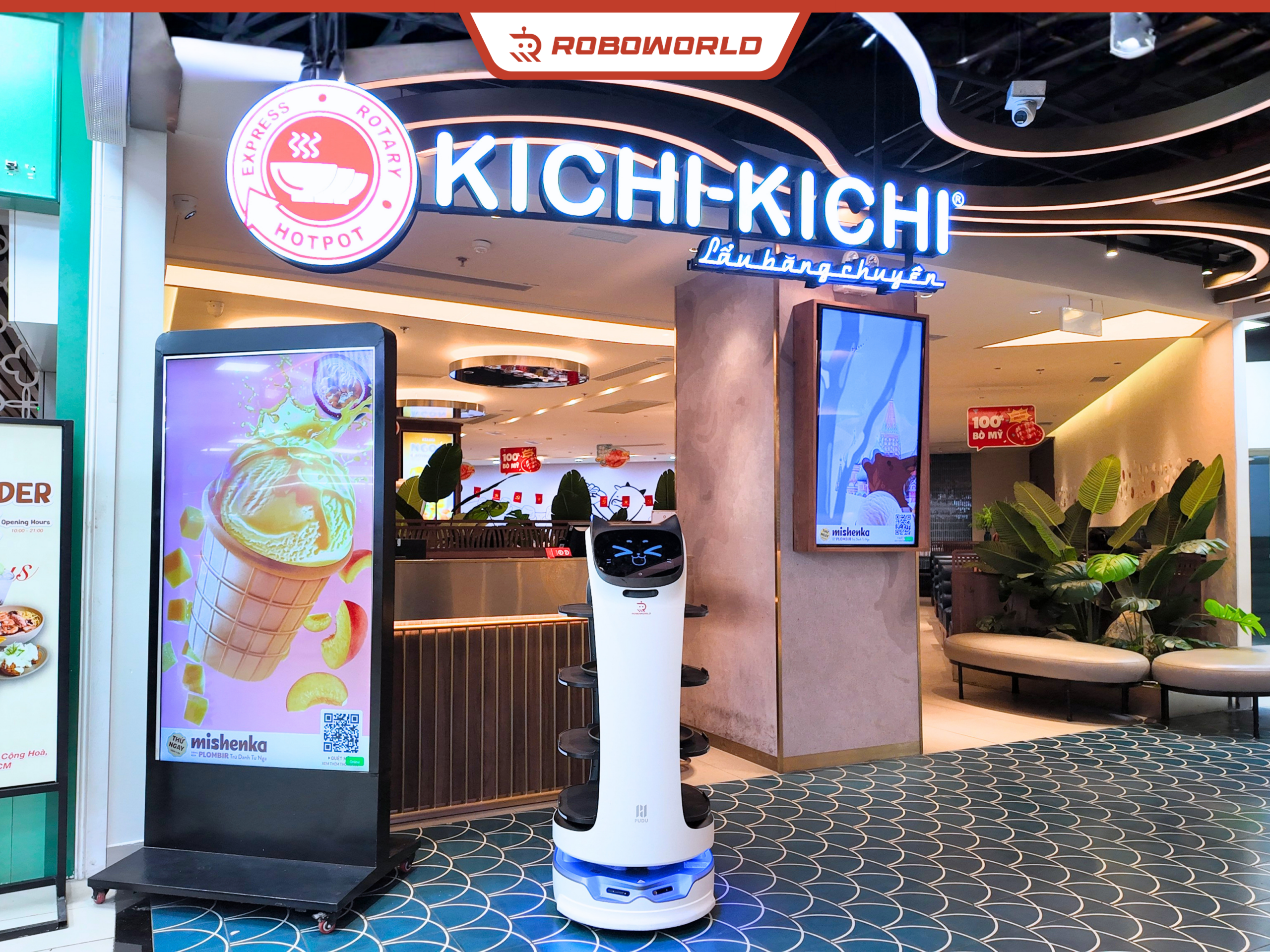 Robot phục vụ thông minh làm việc tại cửa hàng trong trung tâm thương mại