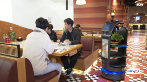 Robot dịch vụ Roboworld phục vụ khách tại nhà hàng ở Hà Nội