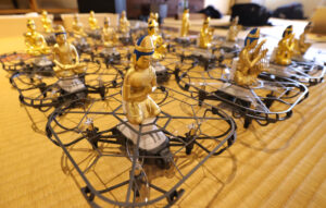 Các tượng Phật và Bồ Tát in 3D sơn son thếp vàng được gắn trên khung drone